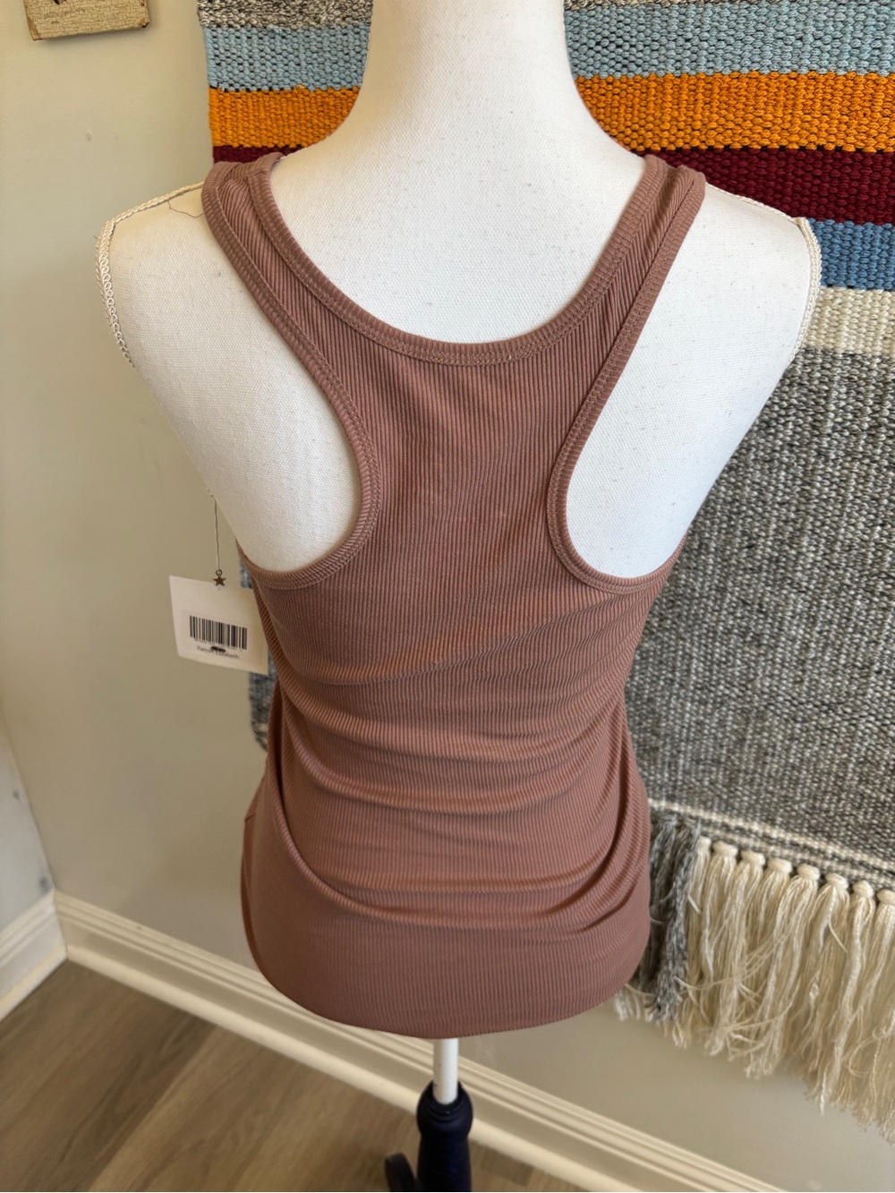 NWT Ribbed Graphic Scoop Ribbed Tank Top - Picture 4 of 8
